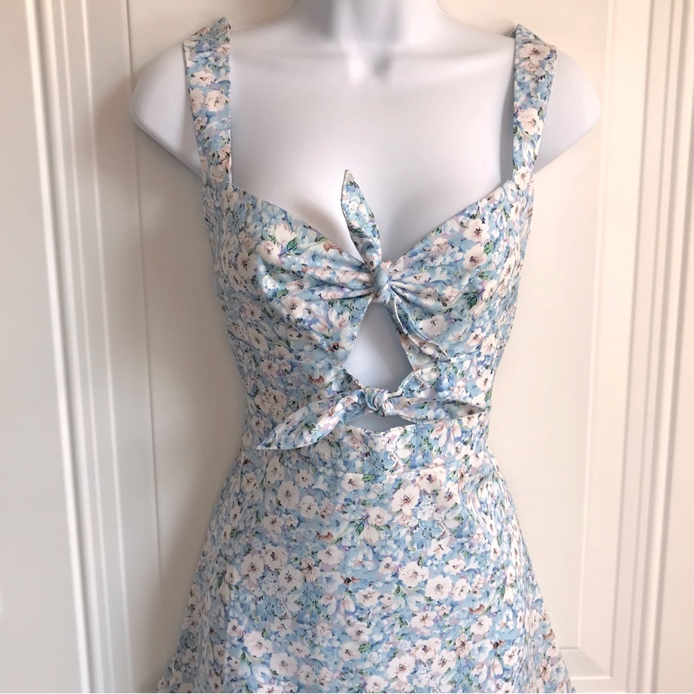 ZAFUL Brand Blue Ditsy Floral Sleeveless Peekaboo Ruffle Hem Dress size 8 in EUC - Picture 9 of 15